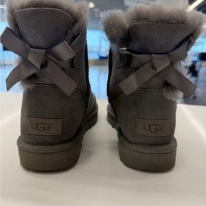 UGG Mini Bow Back Boots - Charcoal